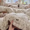 Conjunto de cama de gaze bufante com estampa de gatinhos xadrez marrom, conjunto de quatro peças com lençol de cima, capa de edredom e lençol com elástico, adequado para todas as estações