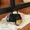 Bolso de mano cuadrado pequeño, moderno y único, estilo coreano, un bolso cruzado moderno y chic para mujer, nueva colección de otoño 2026, un bolso tipo bowling personalizado