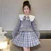 Conjunto JK para Meninas Outono e Primavera 2026 Novo Estilo Suéter Camisa Infantil Estiloso Estilo Acadêmico Saia Plissada Conjunto de Três Peças