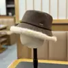 Novo Chapéu de Pescador de Pelúcia Estilo Coreano para Mulheres, Versátil para Outono e Inverno, Lã de Alta Qualidade Espessada à Prova de Frio com Proteção para as Orelhas