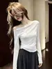 Camiseta feminina de manga longa com ombro a ombro e decote assimétrico estilo coreano, top fino de verão com proteção solar, slim fit e que valoriza a silhueta.