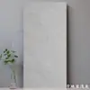 Azulejos de microcimento, 400x800, para piso, em estilo minimalista e sereno, com acabamento suave e fosco, adequados para cozinhas, varandas e banheiros