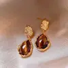 Brincos de Concha com Flor para Mulheres, Luxo Leve, Brincos de Alta Qualidade, Estilo de Nicho, Brincos Elegantes, Brincos de Pérola, Presilhas de Orelha para Mulheres Sem Orelhas Furadas