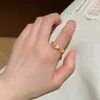 Anel Geométrico Dourado com Zircônia Microincrustada, Design de Nicho para Mulheres, Estilo Novo com Personalidade Única, Design Aberto Ajustável