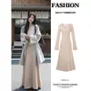 Un trench coat color caqui combinado con un vestido de punto de manga larga para mujer es extremadamente elegante y favorecedor, un vestido largo ajustado para usar a principios de otoño