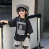 2026 Novo Item da Moda Meninos Tendência Legal Manga Curta Roupa de Verão Novo Conjunto Estiloso de Shorts Rasgados Estilo de Rua Criança na Moda Bonito
