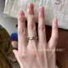 Anel de Banda Lisa Vintage Escovado Empilhável com Pequenos Diamantes para Mulheres, Luxo Leve, Fashion, Simples, Para o Dia a Dia, Sensação de Alto Padrão, Versátil e Elegante