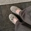 Versión de piel de oveja~Zapatos planos de punta redonda con remaches desgastados vintage, slip-on, versátiles, suela blanda, estilo ballet Mary Jane
