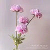 Flores Artificiais com 4 Cabeças de Crisântemos Bola Orientais para Arranjos de Casamento, Decoração de Cena de Hotel, Arte Floral, Celebrações de Casamento, Flores Artificiais