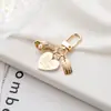 Bonito coração de pêssego shell chaveiro criativo pequeno presente ins jóias de metal pérola pingente Airpods pendurado ornamento
