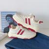 Zapatillas de entrenamiento alemanas versátiles Beier, zapatillas blancas de suela gruesa estilo coreano para estudiantes femeninas, nuevas zapatillas retro 2023, combinables para uso exterior.