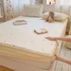 2026 Nuevo Modelo Sábana Bajera de Gasa Gruesa de Tres Capas Cubierta de Cama Protector de Colchón de Envoltura Completa Sábana Bajera para Cama Matrimonial Juego de Tres Piezas