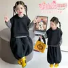 Conjunto de três peças com colete com capuz listrado estilo coreano para meninas, novo conjunto de moda primavera e outono 2026 para meninas pequenas