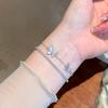 Pulsera de Cobre Plateada en Plata para Mujer, Pulsera de Mariposa con Diamantes Completos, Pulsera de Concha Nicho de Lujo Ligero, Exquisita Joyería de Pulsera de Doble Capa