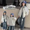 Chaqueta de cuadros y rayas para niña, nuevo cárdigan casual de dibujos animados otoño 2026, jeans para niños medianos y grandes primavera/otoño