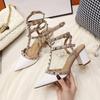 Sapatos de Bico Fino com Tachas da Marca V com Salto Bloco de Três Argolas, Estilo Semi-Romano, Salto Fino de Pele de Ovelha, Salto Alto Feminino, Salto Bloco de Bico Fino