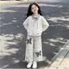 Conjunto de dos piezas nuevo estilo universitario para primavera y otoño para niñas, con un top tipo dos piezas con diseño de patchwork y pantalones retro, chic y casual