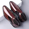 Sandálias de Couro Masculinas Novo Estilo Moda Verão Casual Tamanho Grande Sapatos de Couro Bico Fechado Vazado Respirável Sandálias de Couro