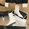 2026 Versão Coreana Nova Moda Outono-Inverno Botas Curtas Femininas com Salto Anabela e Parte Traseira Pontiaguda