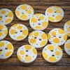 Botões de Concha Pura Natural Amarelo Vibrante com Bolinhas e Dois Furos para Roupas, Camisas, Vestidos, Roupas de Bebê, Roupas Infantis, Botões de Concha Versáteis