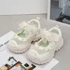 Sandálias Esportivas Femininas de Malha Vazada Single 2026 Verão Novo Versátil Sapatos de Pai para Crianças com Laço de Pérola Sapatos de Malha