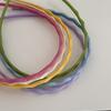 Diadema sencilla de color caramelo con tiras finas y onduladas para niña, ideal para salir, lavarse la cara, maquillarse y usar como tarjeta de presión para el cabello.