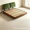 Cama tapizada en tela estilo vintage de mediados de siglo con cabeceros dobles separados, patas finas de metal con veta de madera, cama grande para dormitorios principales pequeños