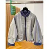 Nuevo diseño 2026, chaqueta de mezclilla patchwork elegante y única para mujer, corte holgado, cuello alto, estilo chaqueta de béisbol, versátil para primavera