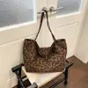 Bolsa de Ombro Única Suede Veludo Artística Ins Estampa de Leopardo Casual Japonês Estilo Preguiçoso Retro Grande Capacidade Bolsa Tote Relaxada