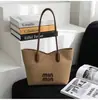 Bolso Cruzado de Hombro Único Retro Versátil Otoño/Invierno 2025, Bolso de Moda para el Trabajo con Colgante de Oso, Bolso Tote de Gran Capacidad