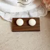 Aretes Cuadrados Blancos Retorcidos Redondos de Goteo de Aceite de Aguja Plateada para Mujer, Aretes Simples Versátiles con Diseño Único