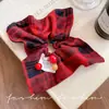 Lenço Quadrado Vermelho Xadrez Estilo College para Amarrar o Cabelo de Mulheres com Coque ou Rabo de Cavalo Baixo, Corda Quadrada para Cabelo Acessório de Cabelo, Novo Modelo 2025