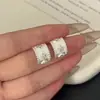 Pendientes de Flor de Cuatro Hojas en Forma de C de Lujo Ligero Versión Ancha para Mujer, Elegantes Pendientes de Nicho de Lujo Ligero Estilo Ins, Venta al por Mayor en Vivo de Tiktok