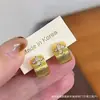 Estilo clásico francés, aretes de banda ancha chapados en oro con acentos de flor de circón, modernos y minimalistas, un toque de lujo, adecuados para el uso diario y versátiles para cualquier atuendo