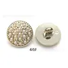 Cárdigan de Punto de Plástico Estilo Chanel Electroplateado con Botones Redondos de Diamante Texturizado Blanco, Botones de Perla y Adornos de Camelia