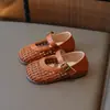 Sandalias tejidas de calado para niños, nueva colección de verano 2025, sandalias de color liso, versátiles y modernas de punta cerrada para niñas de todas las tallas