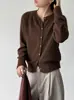 La nueva colección de otoño de Juzhi presenta un cárdigan corto de punto estilo coreano y un abrigo holgado y cálido 2957