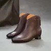 Jiezhou 2026 Nova Coleção de Outono: Botas de tornozelo quadradas de couro bovino de primeira camada com corte em V e zíper traseiro, um calçado feminino luxuoso e estiloso