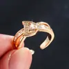 Anillo Abierto de Letra D Entrelazada de Lujo Ligero con Circonitas Completas Diseño de Nicho Sentido de Alto Nivel Anillo de Dedo Versátil Retro