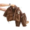 Conjunto de Inverno Espesso para Meninos Novo Modelo 2027 Roupas de Inverno Espessas para Crianças Jaqueta de Algodão Colete Conjunto Quente de Três Peças Moderno para Bebês