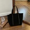Bolsa transversal de ombro único feminina design de nicho camurça pelúcia bolsa de ombro para trabalho grande capacidade estilo preguiçoso rebite bolsa feminina