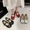 Zapatos de pezuña de cerdo estilo francés con separación de dedos, modelo de verano 2026 para mujer, de suela blanda, corte bajo, planos tipo Mary Jane para combinar con faldas
