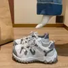 Zapatillas de malla transpirable de suela gruesa estilo europeo para mujer, colección otoño 2026, modelo Forrest Gump, ligeras, versátiles y hacen que los pies parezcan más pequeños, calzado deportivo casual