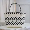 Bolso de mano a cuadros blanco y negro Bolso de mensajero de mano bolso tejido de mano cesta de mano para verduras bolsa de mano para compras de nicho Fábrica de bolsos para mujer
