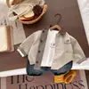 Conjunto de Tres Piezas de Chaqueta de Dibujos Animados para Niños Novedades de Otoño 2026 Rompevientos Casual para Niños Pequeños Conjunto de Jeans para Bebé