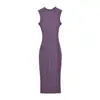 Sexy y seductor, este vestido tipo tank de longitud media, cuello semi-alto y abertura en la espalda es perfecto para primavera y verano. Es un vestido ajustado, que realza la figura y se ciñe a las caderas, ideal para llevar en capas.