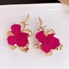 Pendientes de Flor Pintados en Spray Estilo Metal Retro Europeo y Americano, Pendientes de Lujo Ligero de Gama Alta, Accesorios para Orejas de Temperamento Modernos y Únicos