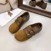 Design de peça de outer wear versátil de lapela dupla nicho, sapatos retrô, sapatos de salto baixo de bico fino, novo estilo casual de camurça primavera/outono 2026