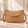Bolso de hombro de cuero genuino de moda para mujer, simple y versátil, hecho de piel de vaca de grano superior duradera, bolso de mano y bolso cruzado versátil para mujer, al por mayor