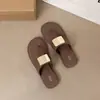 Estilo de hada versión coreana hebilla de metal tanga mujer verano exterior suela plana chanclas de playa chanclas de verano